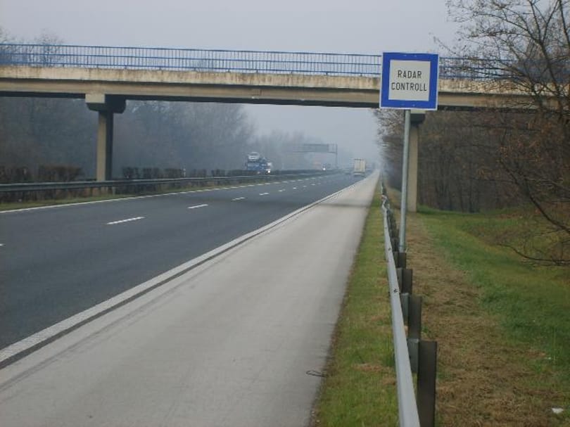 Baleset történt az M1-esen, egy sávon halad a forgalom