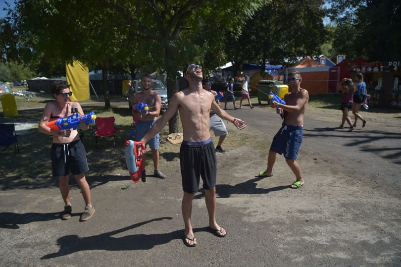 Megérkeztek az első szigetlakók