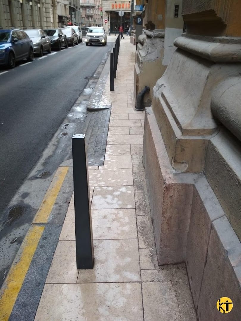 Elbontották az oszlopot a Reáltanoda utcai szuperkarcsú járdáról