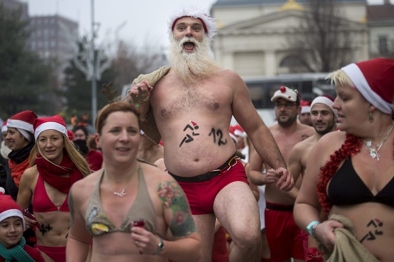 Fürdőruhás Mikulások szelték át a főváros utcáit