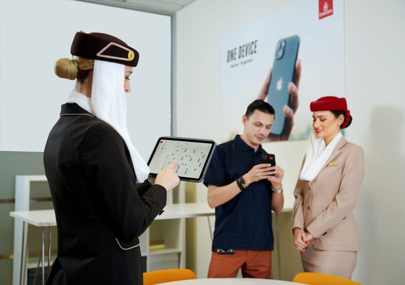 20 000 iPhone-t oszt szét az Emirates, hogy a repülő személyzete képben legyen minden utassal