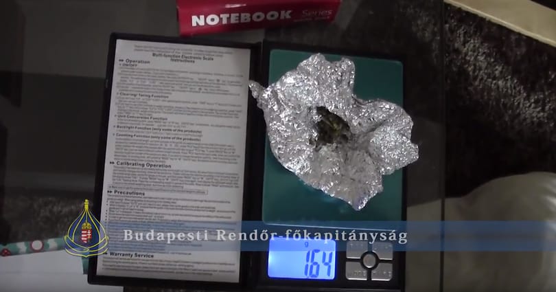 Rendőrnek öltözve, kamu házkutatással szereztek drogot, de aztán belefutottak pár valódi rendőrbe
