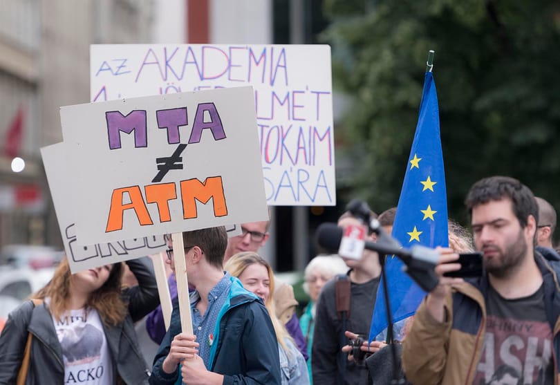 Élőlánccal a tudomány és az Akadémia védelméért