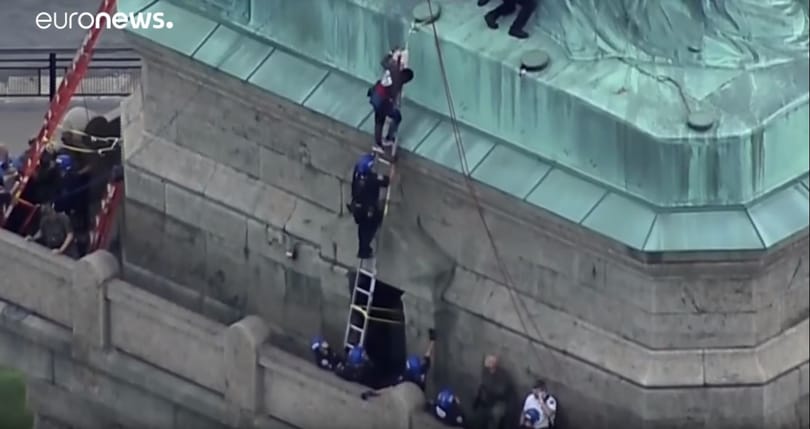 Egy nő felmászott a New York-i Szabadság-szoborra, hogy Trump menekültpolitikája ellen tiltakozzon – videó