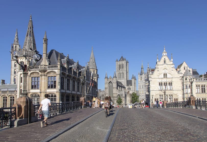 Belgiumban nyitnak a boltok és az iskolák