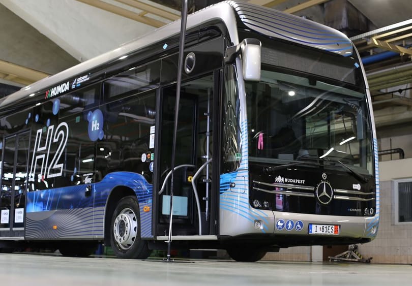 Hidrogénes csuklós busz állt forgalomba Budapesten, ingyen lehet most kipróbálni