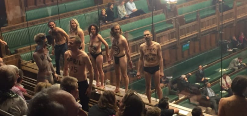 Félmeztelen klímavédők állították le a Brexit-vitát a brit parlamentben – videó