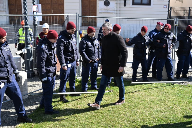 Így vitték el a rendőrök a kordonbontókat – videó