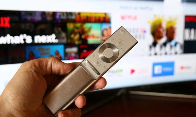 Okos, ívelt és hatalmas a Samsung új QLED-tévéje – megnéztük, szó szerint