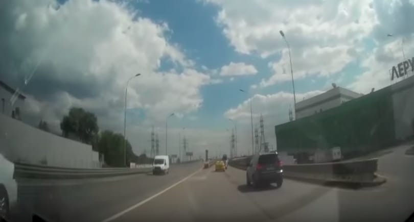 Videó: ennél az orosz sofőrnél keresve sem lehetne rosszabbat találni