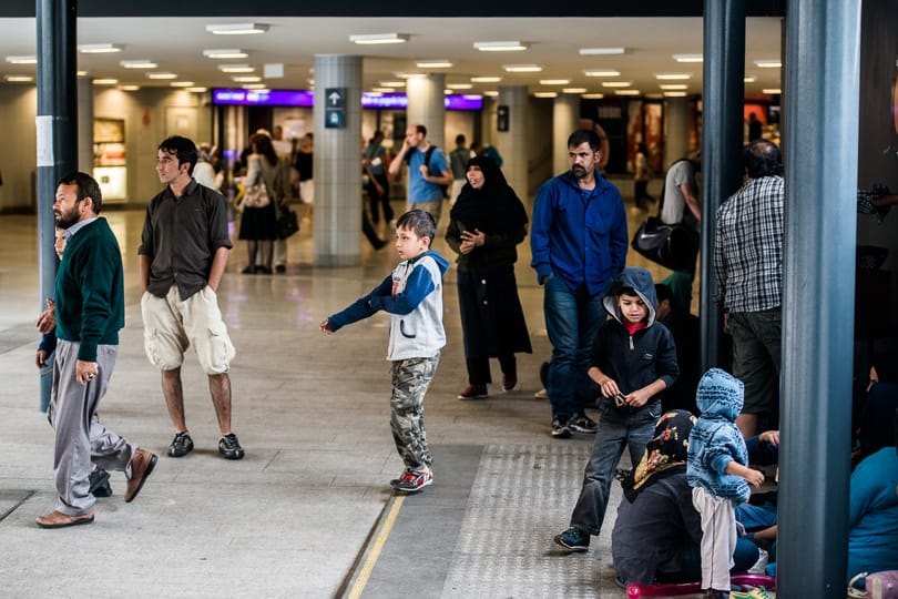 Elindultak a migránsokat a pályaudvarok között szállító ingyenbuszok