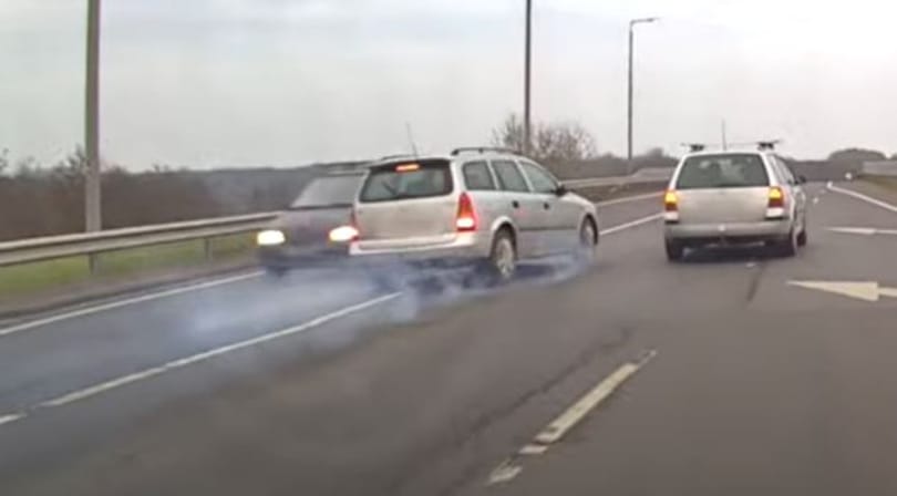 Egy sima besorolásból is ilyen könnyen lehet komoly balesetveszély - videó