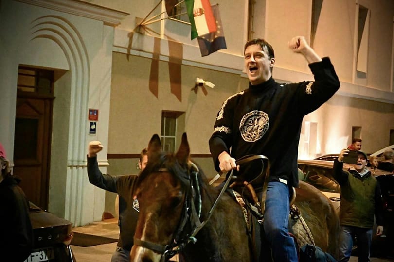 Újabb lexet írt a kormány, így Budaházy is hamarabb hálálhatná meg az államfői kegyelmet „a haza szolgálatában”