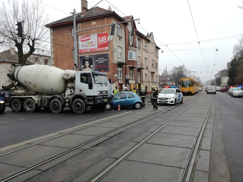 Fotó: betonkeverő és Ford Ka ütközött Zuglóban, nem járnak a villamosok