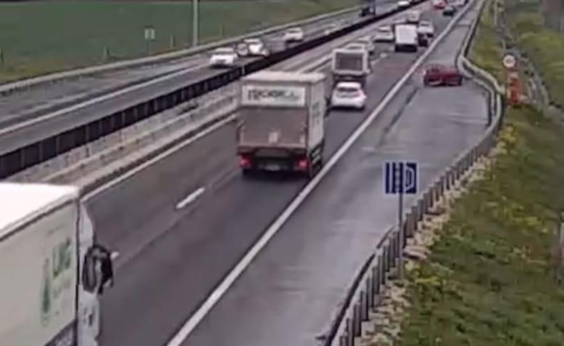 Videón, ahogy egy furgon kilöki az útról az előtte haladó autót az M2-esen
