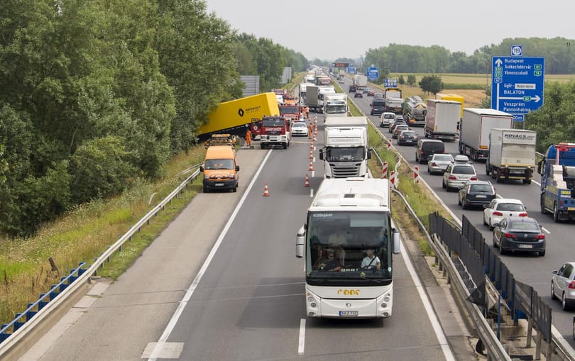 Rengeteg a baleset, három autópálya is érintett