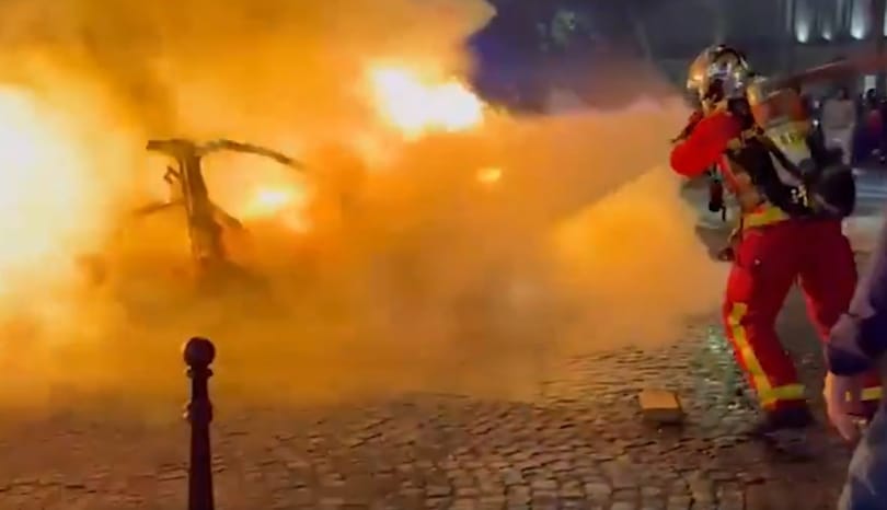 A PSG győzelmét ünneplők közé hajtott egy autó Párizsban, mire felgyújtották