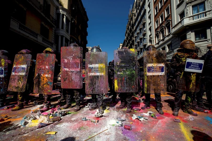 Tömegtüntetések vannak Barcelonában, festékkel dobálták a rendőröket – fotók