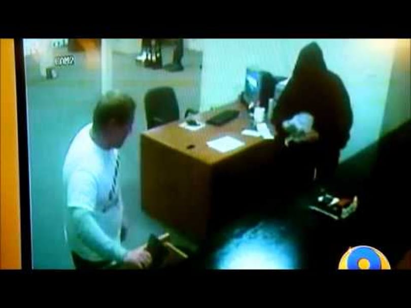 Videó: leütötte a rablót a boltos