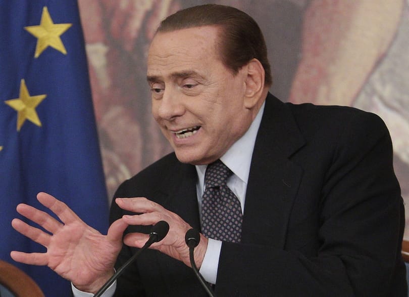 Berlusconi átadja a kormányfői posztot