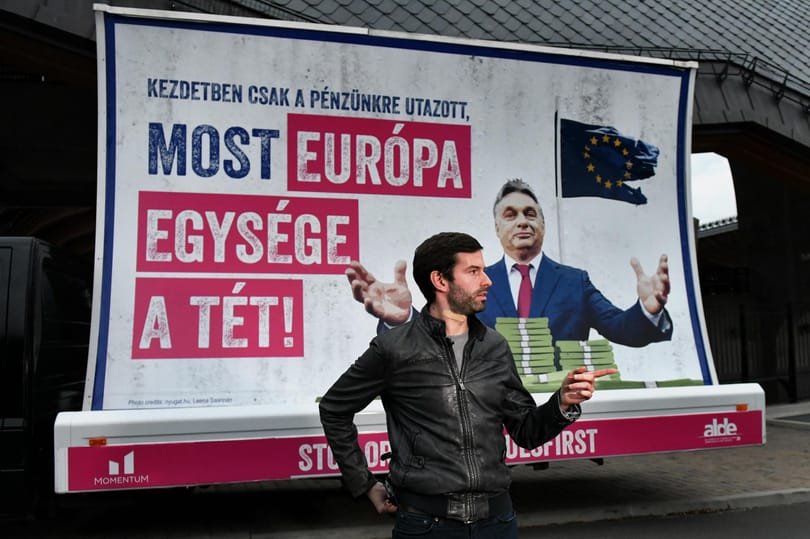Orbán háza elé vitte az Orbán-ellenes plakátot a Momentum
