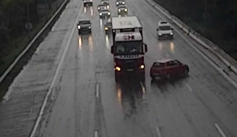 Felborult egy kamion a 6-os főúton