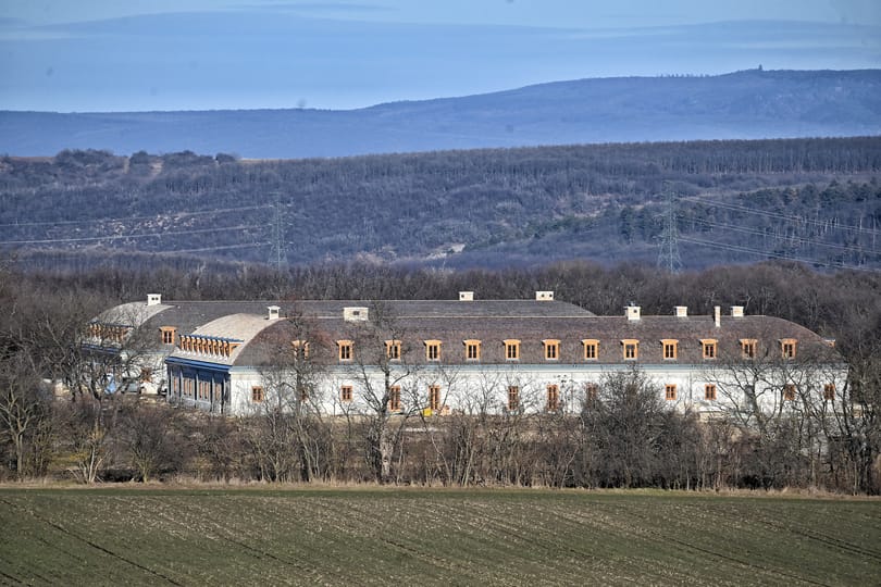 NZZ: Orbán király árulása – nő a szegénység, ő meg kastélyt épít