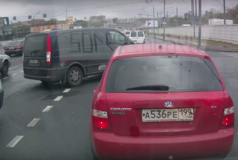Máris itt a nap találós kérdése: ez az orosz autós mégis mit akart? - videó