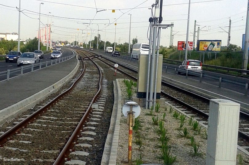 Máris elgörbültek a sínek az 1-es villamos vadonatúj szakaszán – fotó