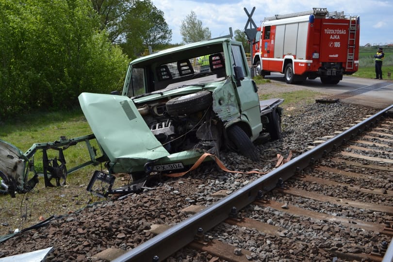 Fotó: Megúszta a vonattal csattanó teherautó sofőrje