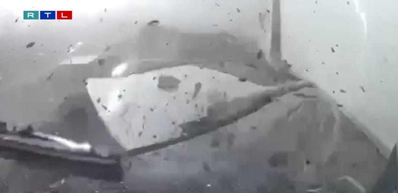 Megrázó videó: A becsapódás előtt egy-két másodperccel vált csak láthatóvá, hogy beállt az egész M1