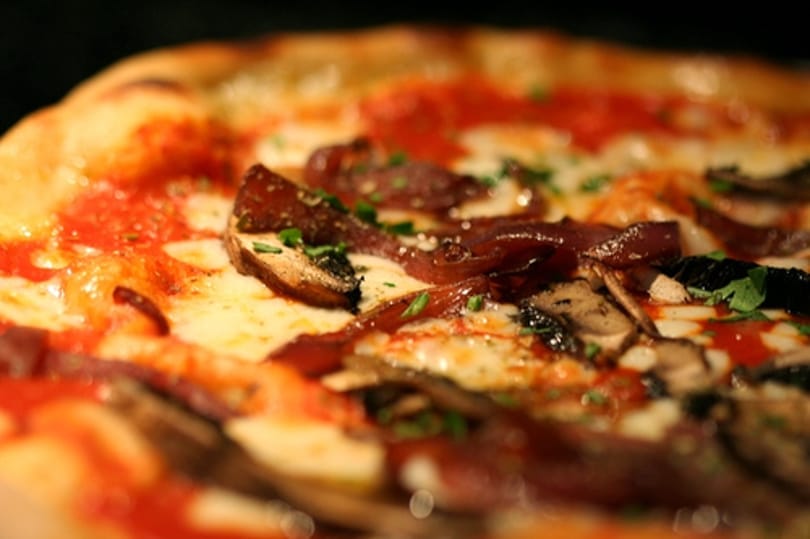 Sáskás pizzával a sáskajárás ellen