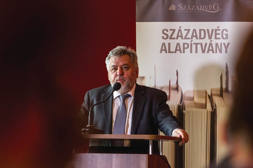 Politikai elemzők versenyfutása: fizetett megmondóemberek