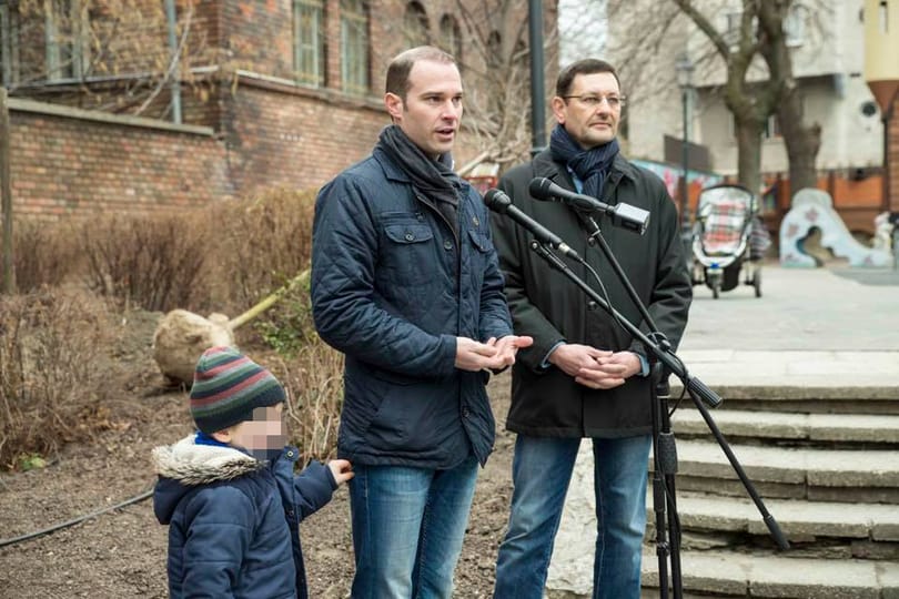Hollik István óvodásokkal kampányolt, és átadott egy hintát