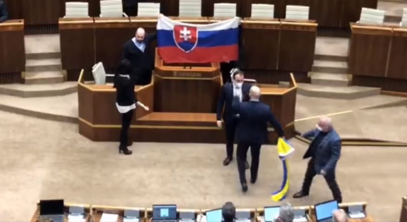 Dulakodásig fajult az amerikai–szlovák védelmi egyezmény vitája a szlovák parlamentben – videó