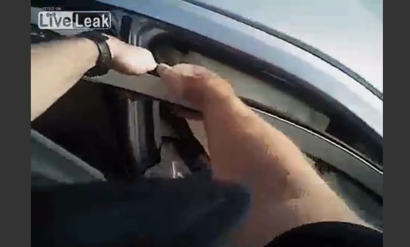Mint a filmeken: így mentette ki a rendőr az égő autó utasát – videó