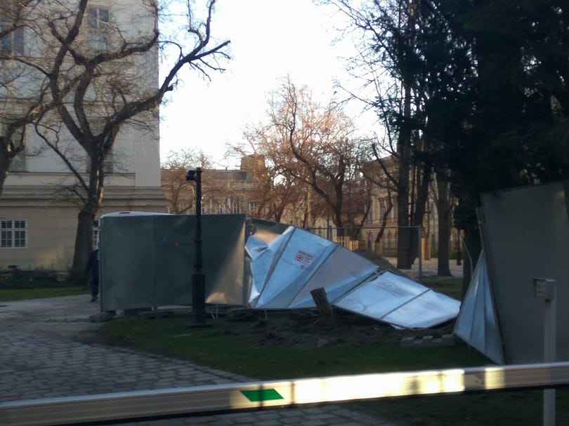 Ezt művelte a viharos szél a Nemzeti Múzeum kertjében