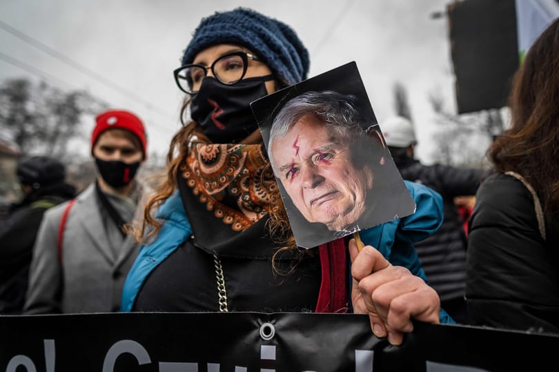 A lengyel kormány áfacsökkentéssel védi a Pegasus és az infláció által megtépázott renoméját