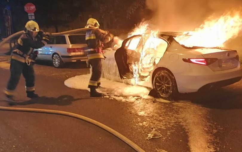 Négy fiatalnak kellett menekülni, miután kigyulladt egy Alfa Romeo hajnalban