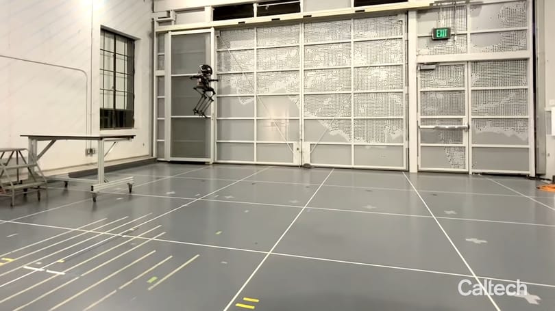 Repül, gördeszkázik és kötéltáncol a legújabb robot – meg persze sétál