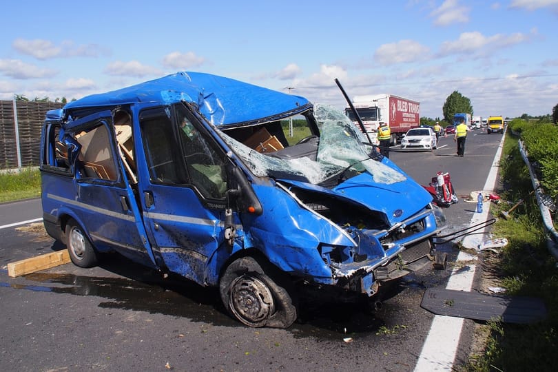 Felborult egy kisbusz az M5-ösön