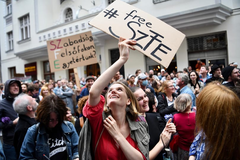 Énekelve tüntetnek a színművészetisek, amíg a parlament az egyetem sorsáról dönt