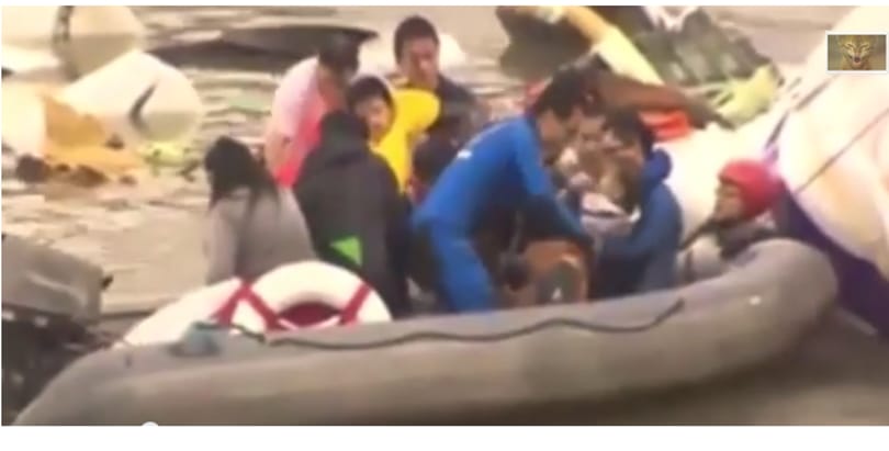 Videó: Épségben húztak ki egy kisgyereket a Tajvanon lezuhant repülő roncsából