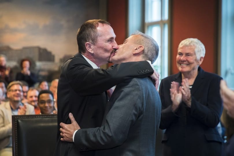  Egy fura kutatás azt mérte, hogy reagál a hetero férfi a melegek testi érintkezésére