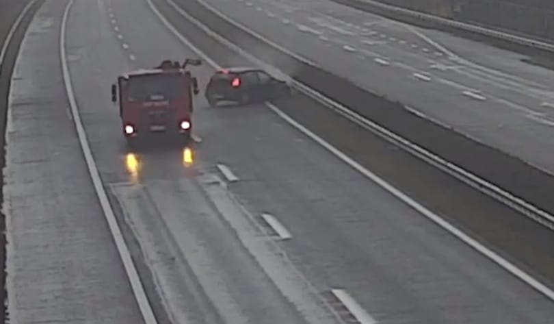 Talán elaludt a sofőr, aki az üres M7-esen hajtott neki egy teherautónak – videó 