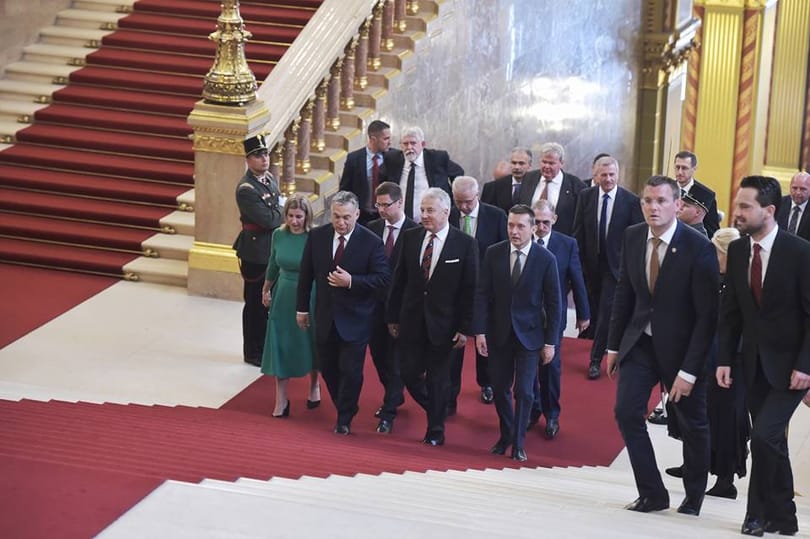 Orbán csapatot hirdetett, Rogán feladata a demokrácia védelme