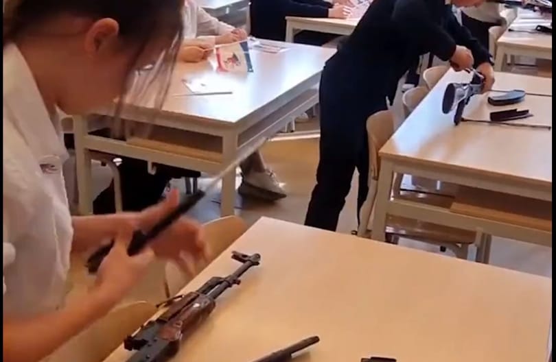 A Krím félszigetet megszállt orosz hatóságok gyerekeket képeznek ki katonának