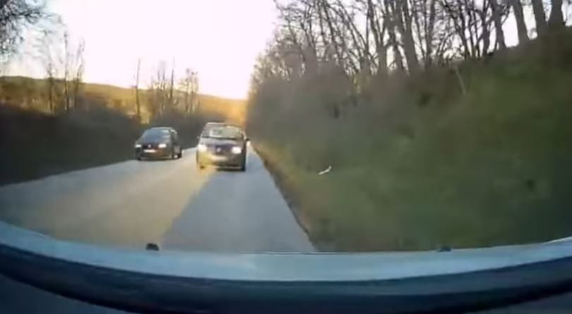 Vakon előzött egy autós Tinnyénél, a szemből érkező mentette meg a helyzetet – videó