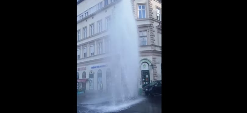 Kisebb szökőkút alakult ki a Széna téren egy felrobbant tűzcsap miatt
