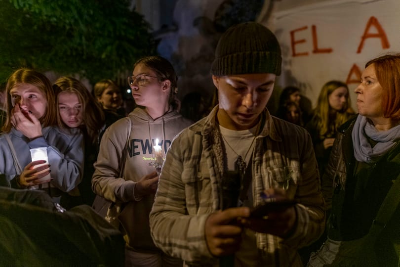 Kétszázan tüntettek a Kölcsey Ferenc Gimnázium kirúgott tanárai mellett